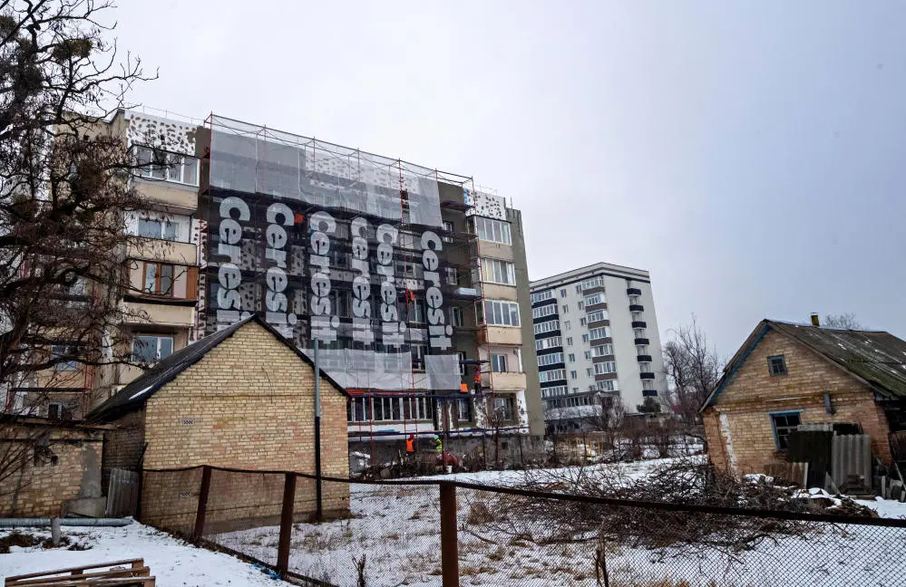 Wiederaufbau in der Ukraine Ein Haus mit Baugerüst