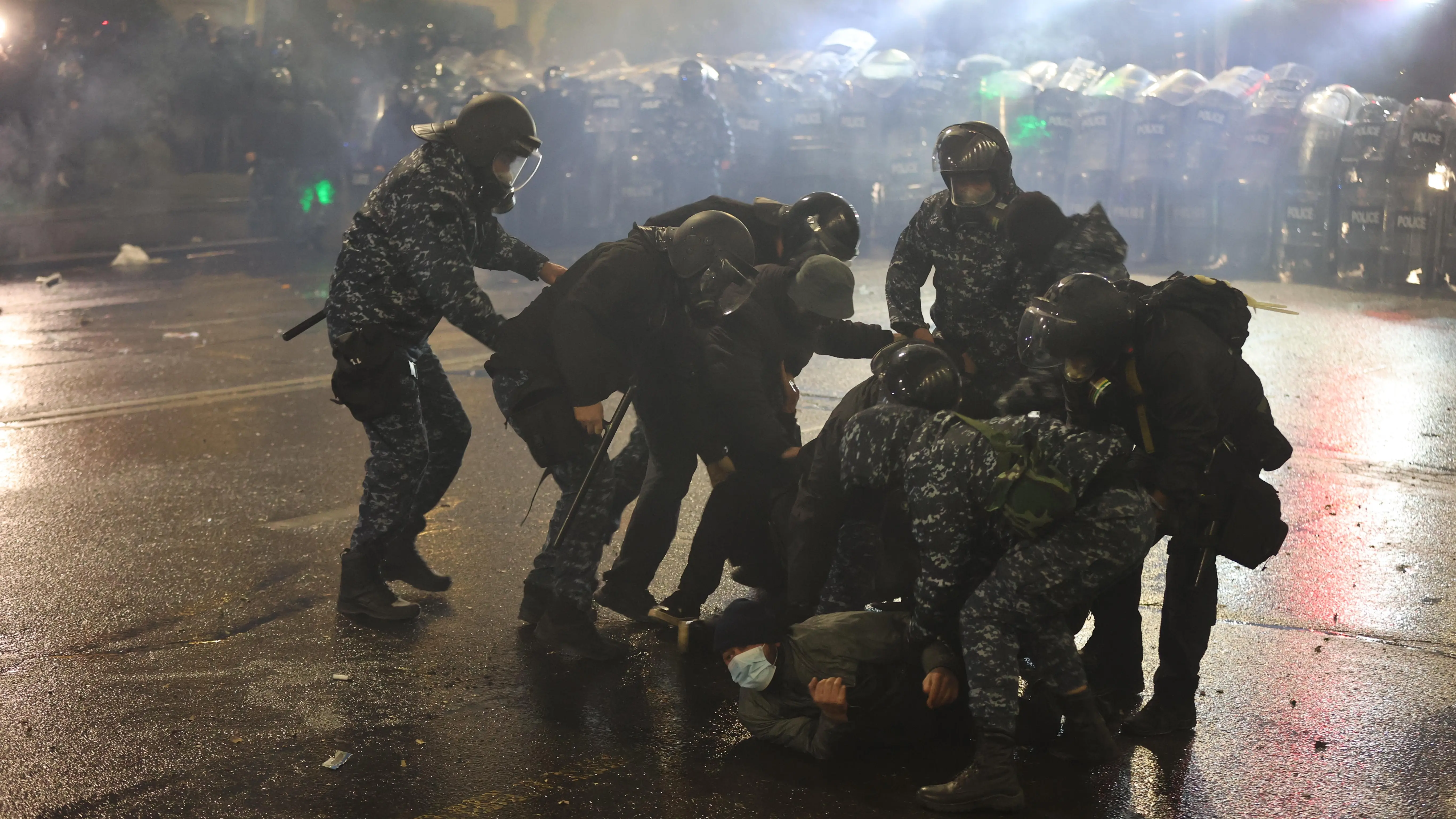 Tränengas-Angriff der Polizei auf Demonstrierende in Georgien Tränengas-Angriff der Polizei auf Demonstrierende in Georgien