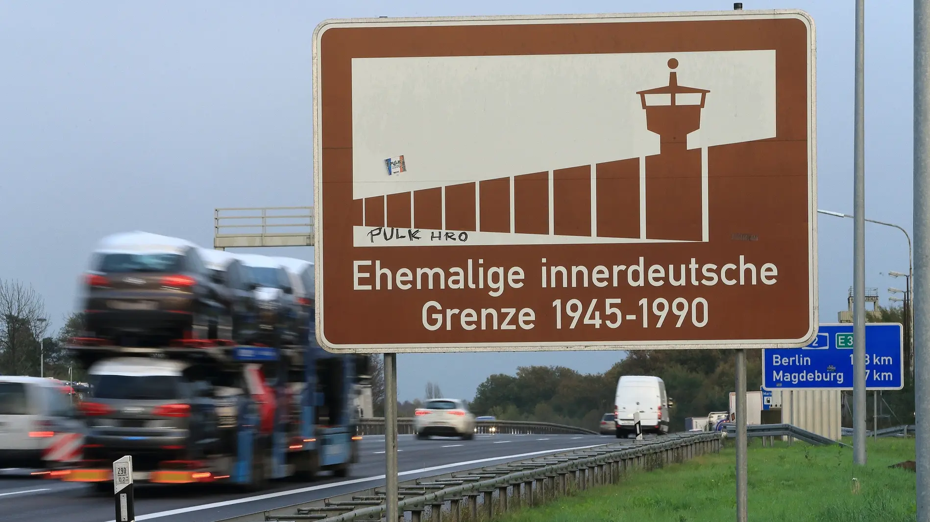 A2 bei Helmstedt Hinweisschild zur ehemaligen innerdeutschen Grenze.