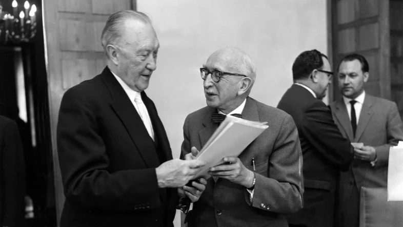 Konrad Adenauer nach der Vertragsunterzeichnung zusammen mit Fritz Schäffer.