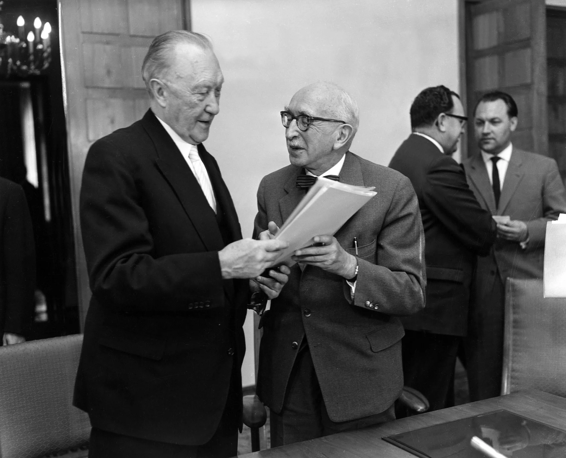 Konrad Adenauer nach der Vertragsunterzeichnung zusammen mit Fritz Schäffer.