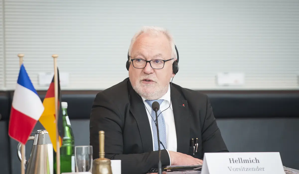 Wolfgang Hellmich im Ausschuss mit Headset