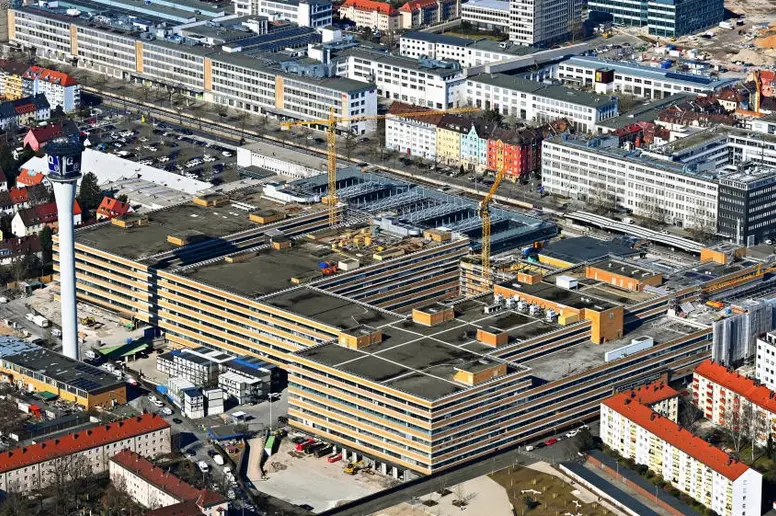 Baustelle zum Umbau und zur Modernisierung eines Büro- und Geschäftshauses