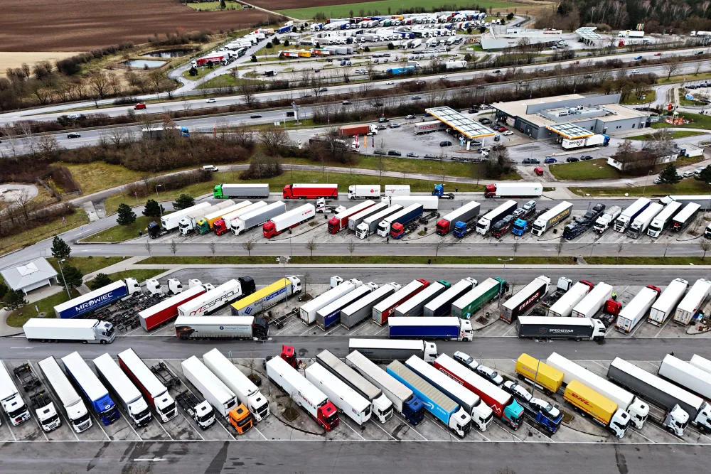 LKWs auf einem Rastplatz