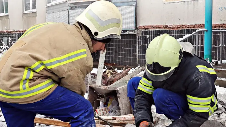 Zwei Bauarbeiter erbauen ein Haus neu