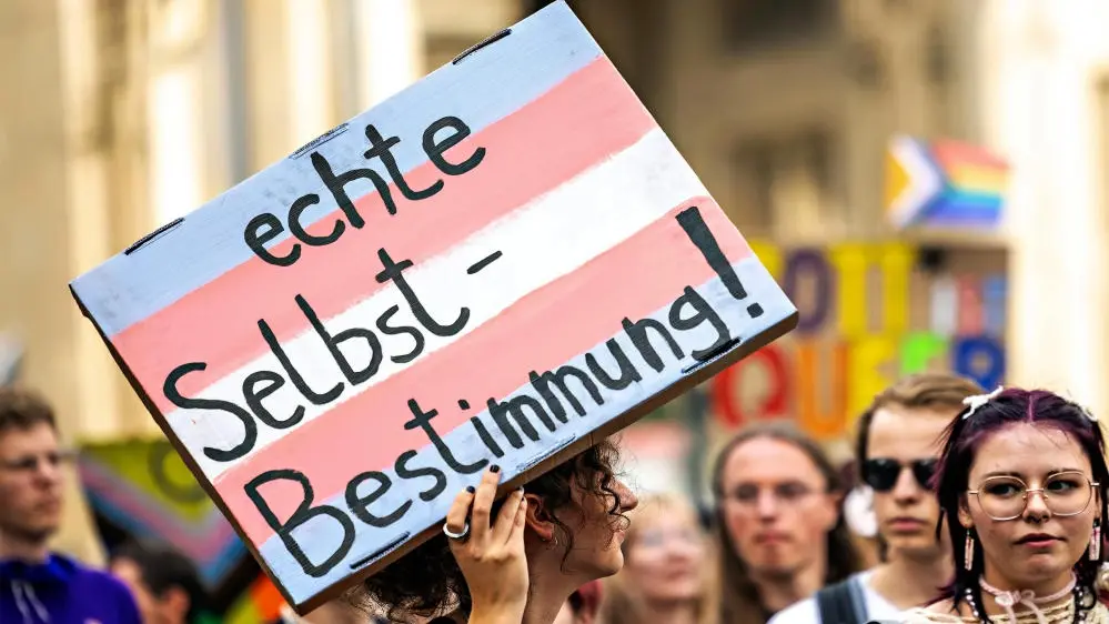 Foto einer Demonstration für das Selbstbestimmungsgesetz Eine Demonstration für mehr Selbstbestimmung