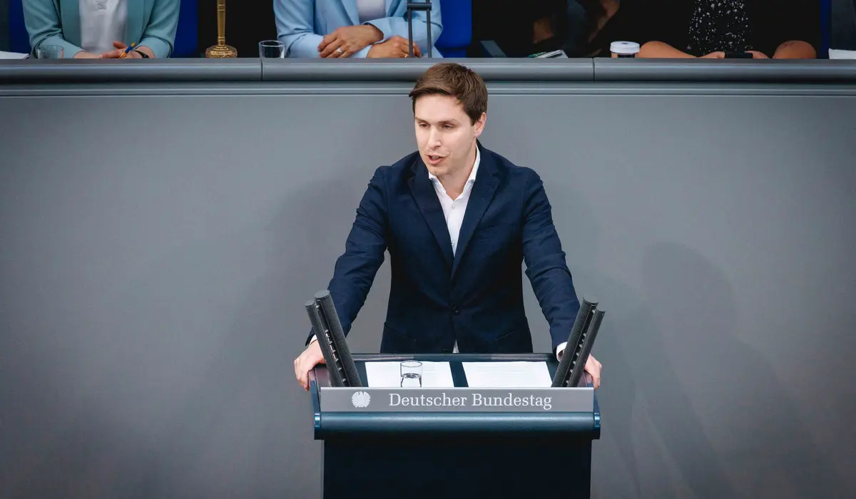 Esra Limbacher am Rednerpult