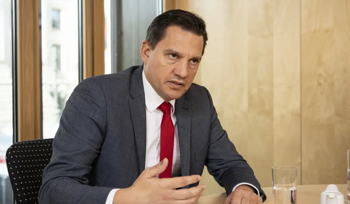 Johannes Fechner gestikulierend