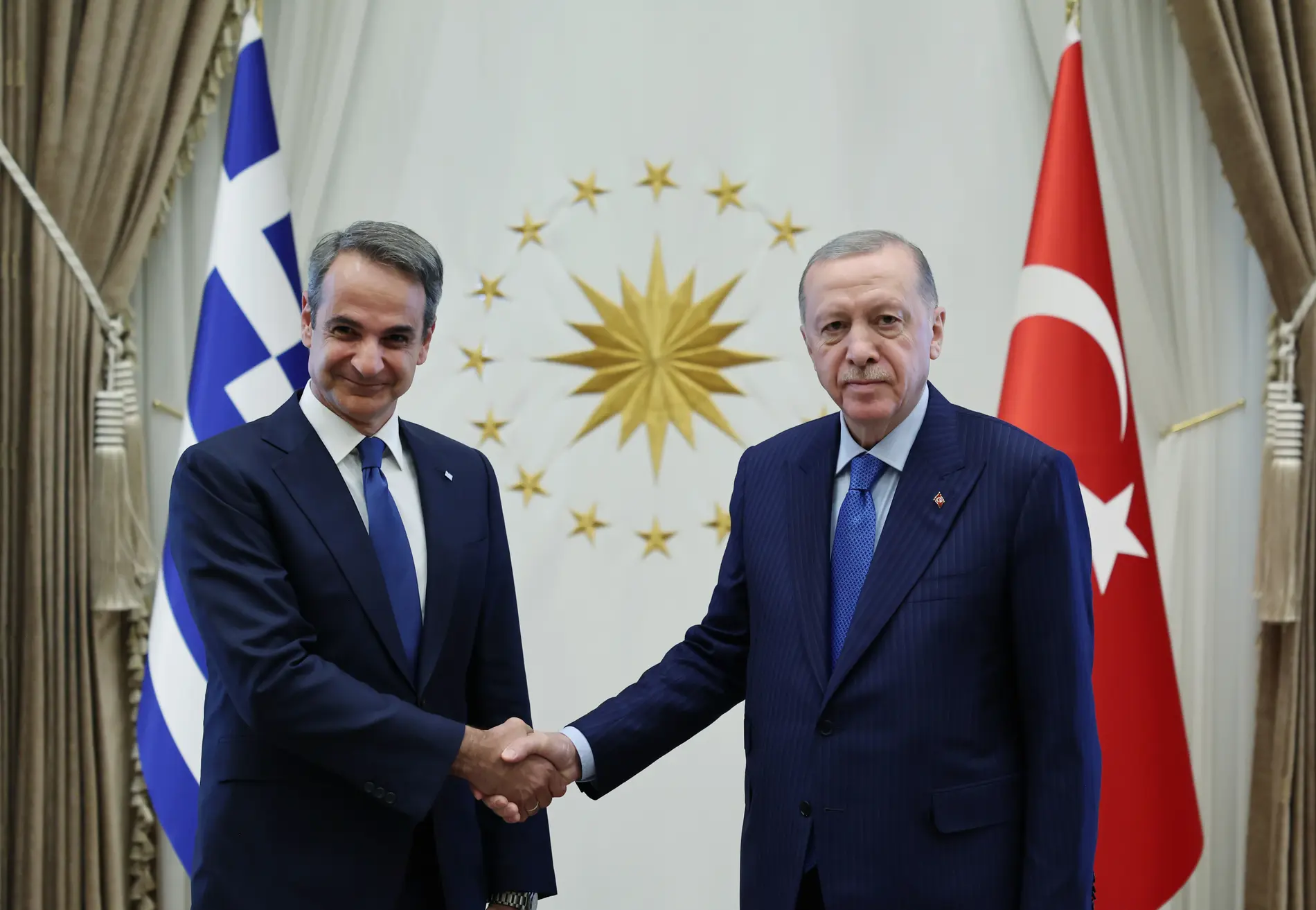 Kyriakos Mitsotakis und Recep Tayyip Erdogan Kyriakos Mitsotakis und Recep Tayyip Erdogan schütteln sich die Hand
