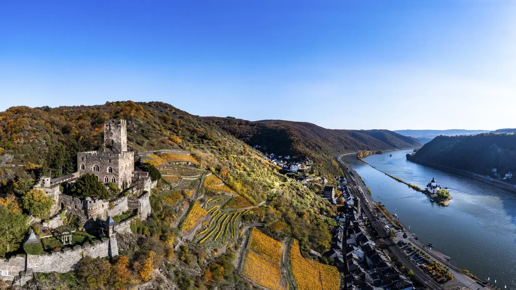 Die Wiege des modernen Staates Luftaufnahme vom Rhein und die umliegende Natur