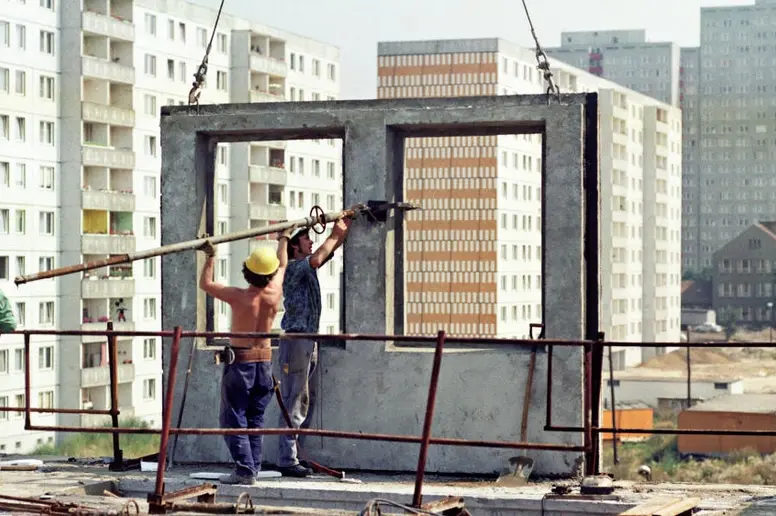 Neubau von Wohnungen in Berlin aufgenommen um das Jahr 1980