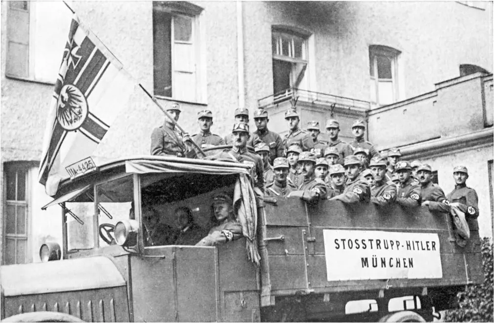 Mitglieder des sogenannten "Stoßtrupp Hitler" Zu sehen sind etwa zwei Dutzend Mitglieder des sogenannten "Stoßtrupp Hitler" auf einem alten Transportwagen.