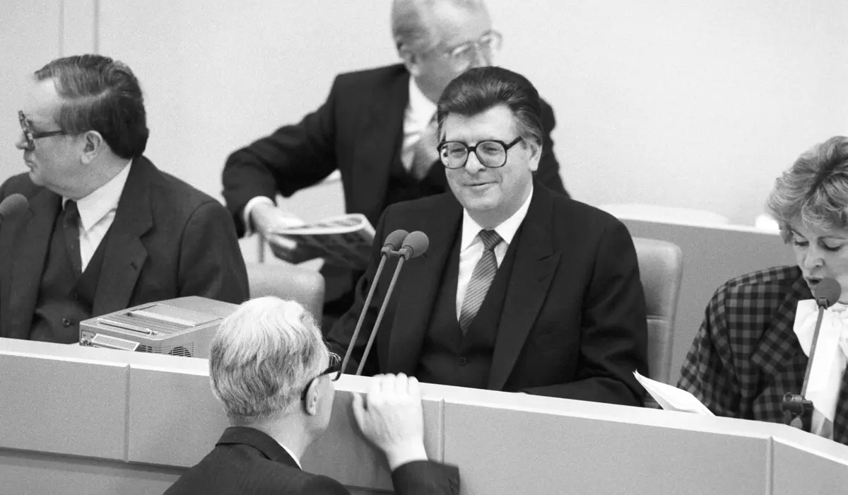 Philipp Jenninger auf seinem Sitz im Plenarsaal