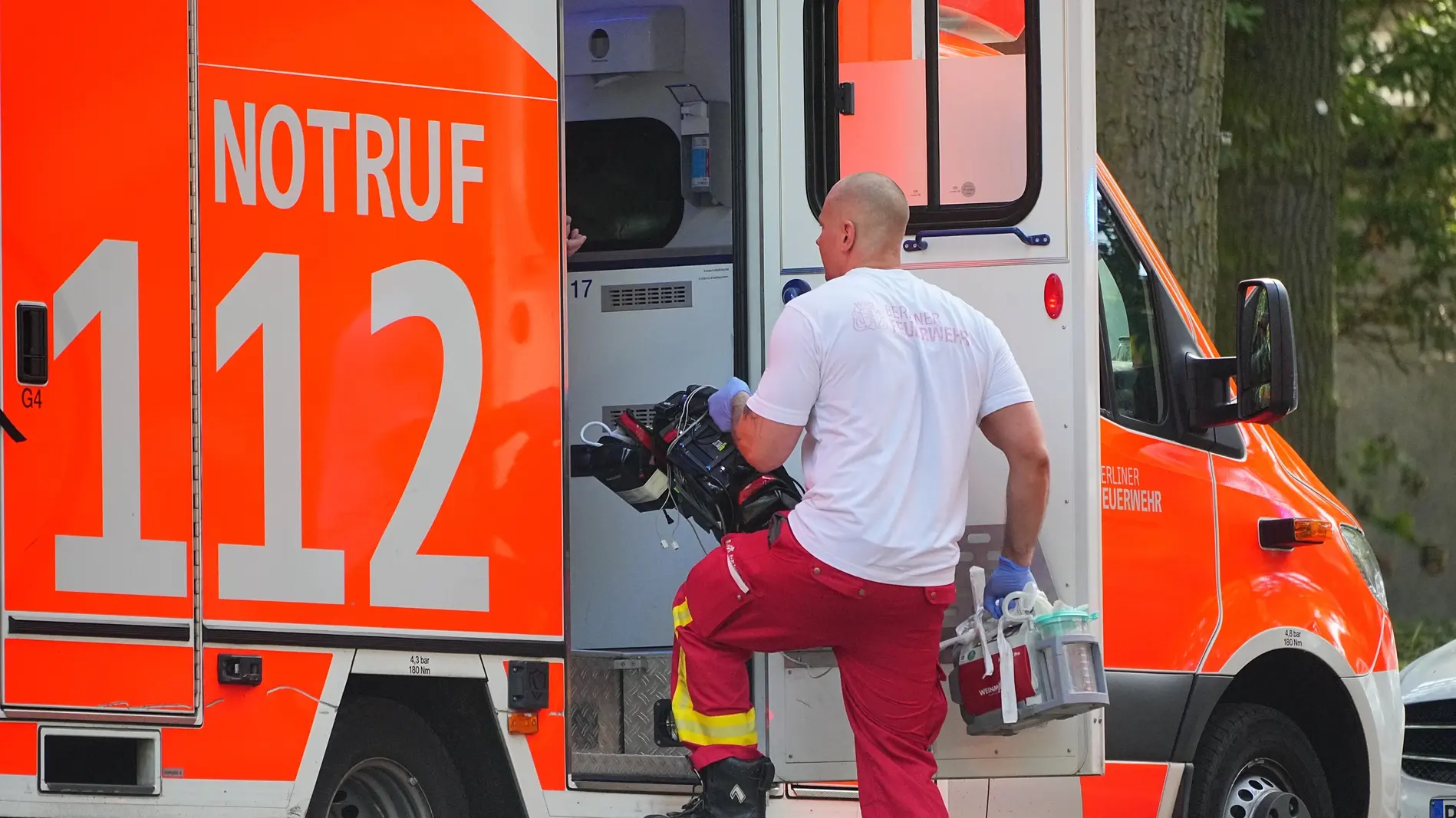 Notruf Ein Sanitäter der Berliner Feuerwehr steigt in einen Rettungswagen mit der Aufschrift Notruf 112