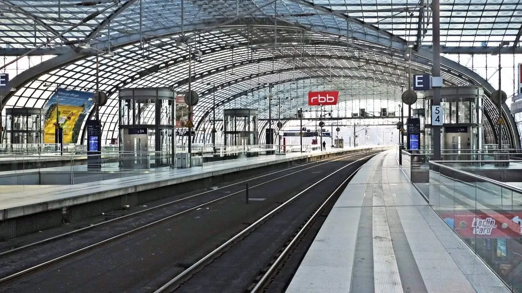 Menschenleerer Berliner Hauptbahnhof ohne Züge