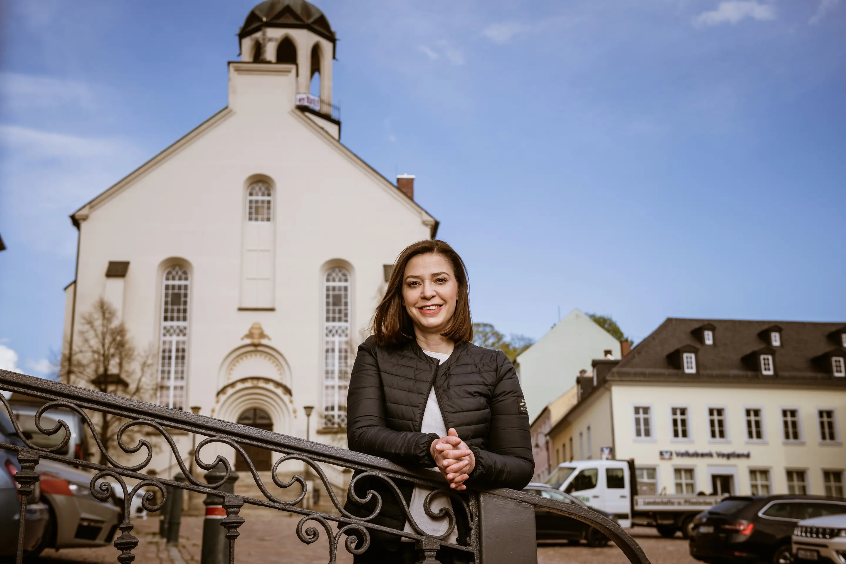 Yvonne Magwas Yvonne Magwas steht in ihrem Wahlkreis an einer Treppe