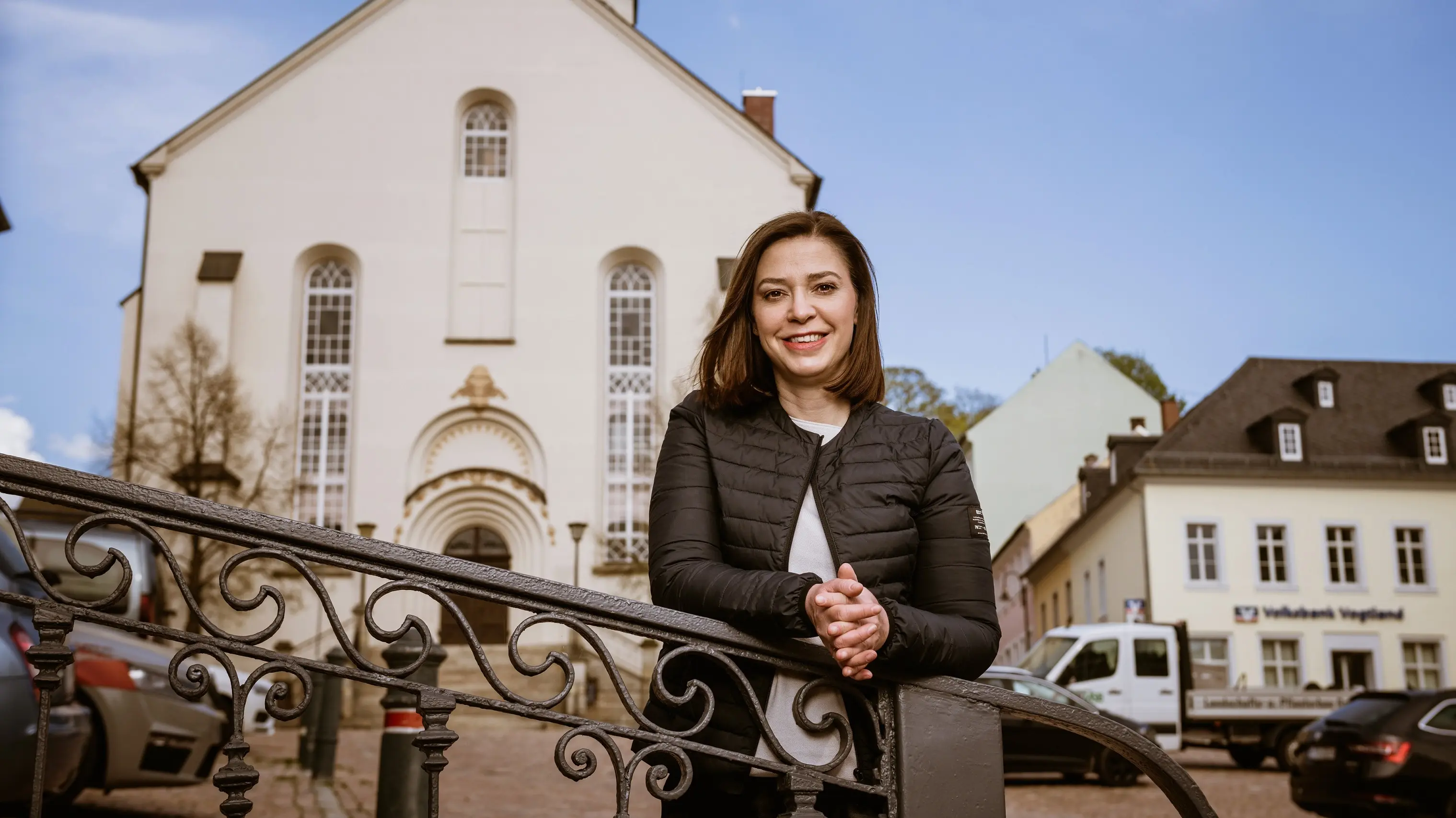 Yvonne Magwas steht in ihrem Wahlkreis an einer Treppe