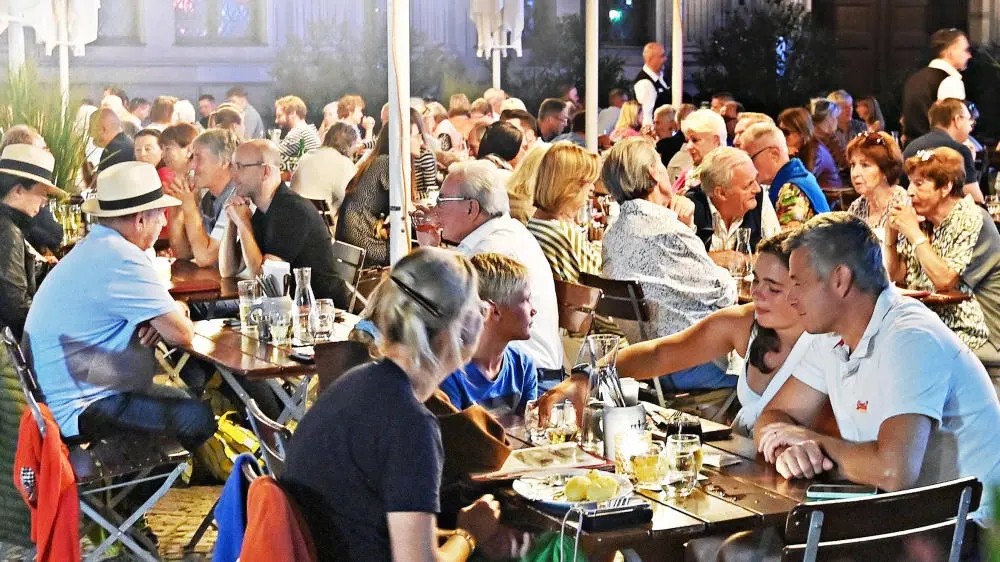 Umsatzsteuer Gastronomie Voll besetzter Außenbereich eines Restaurants