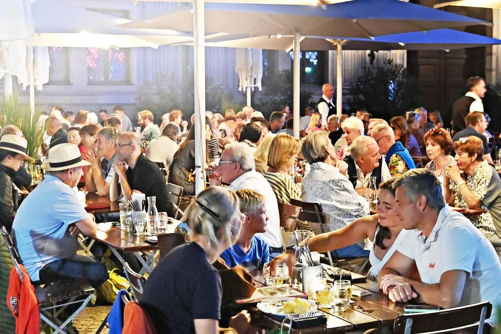 Umsatzsteuer Gastronomie Voll besetzter Außenbereich eines Restaurants