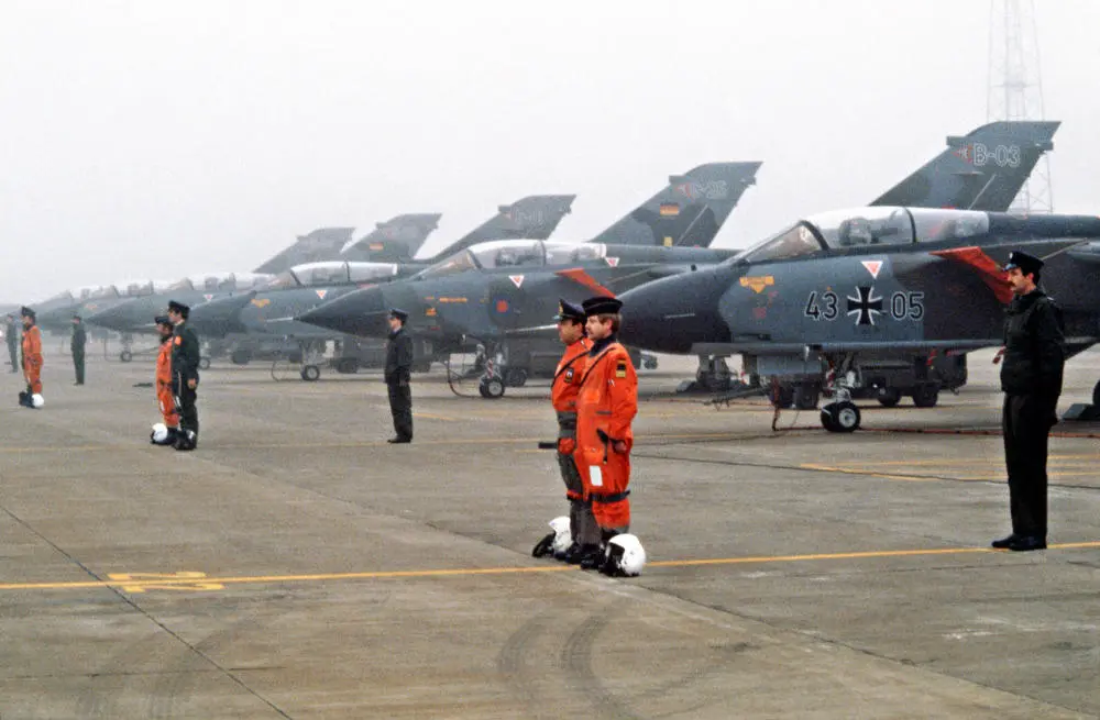 Soldaten posieren 1981 vor Tornado-Kampfflugzeugen der Bundesluftwaffe