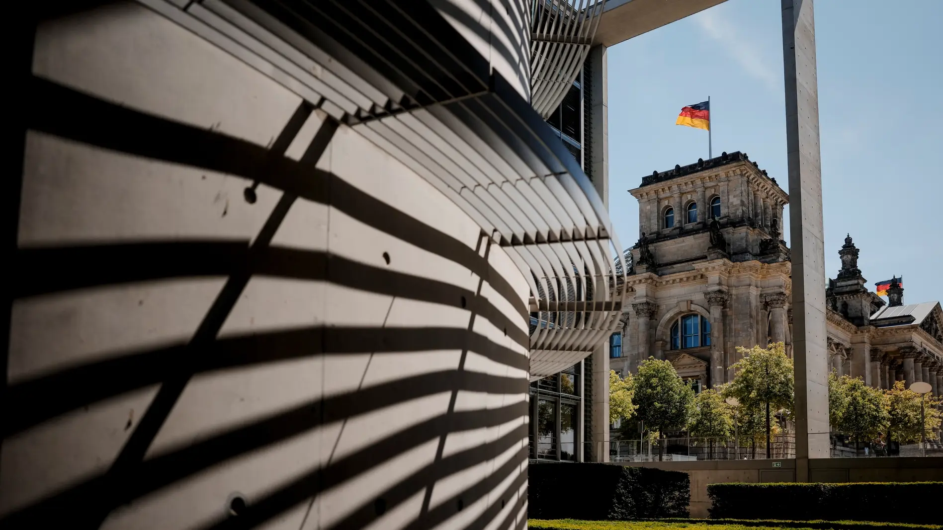 Was diese Woche wichtig wird im Bundestag Das Reichstagsgebäude erstreckt sich im Hintergrund vor blauem Himmel