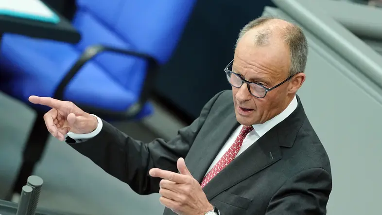 Friedrich Merz gestikuliert