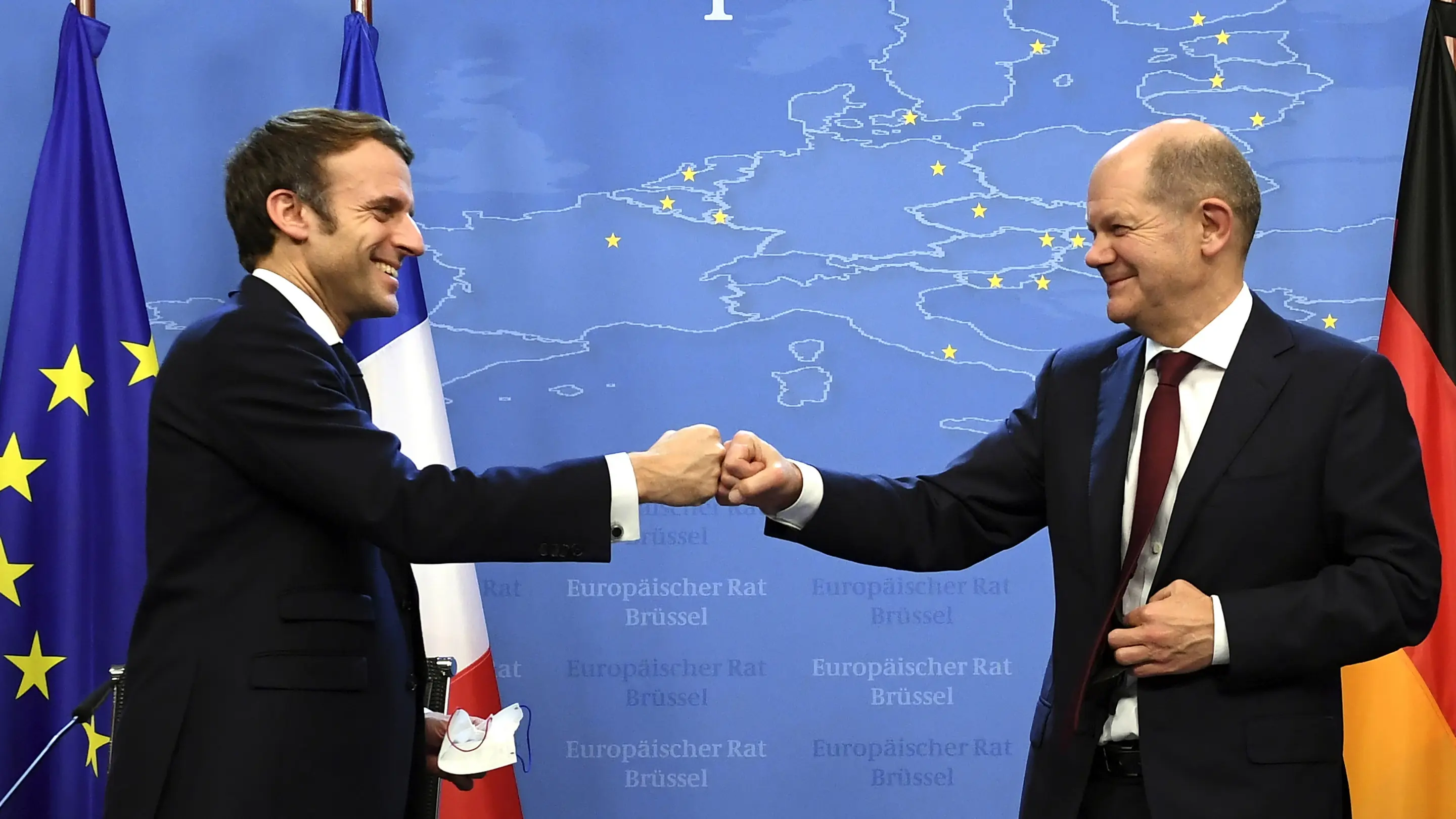 Präsident Macron und Bundeskanzler Scholz Begrüßung zwischen Präsident Macron und Bundeskanzler Scholz