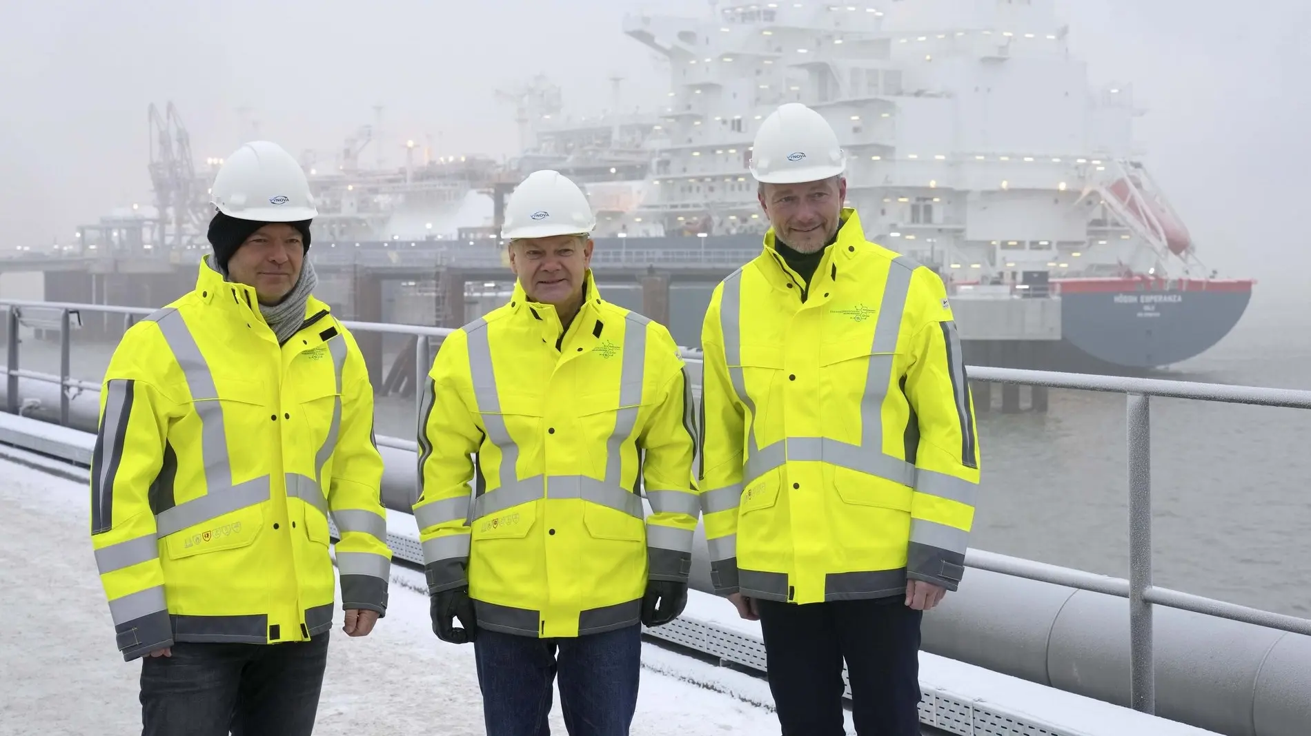 Habeck, Scholz, Lindner am LNG-Terminal. Robert Habeck, Olaf Scholz und Christian Lindner stehen am LNG-Terminal.