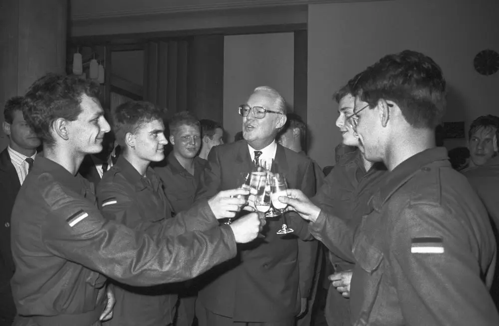 Verteidigungsminister Gerhard Stoltenberg auf Kasernenbesuch in Bad Salzungen im Oktober 1990