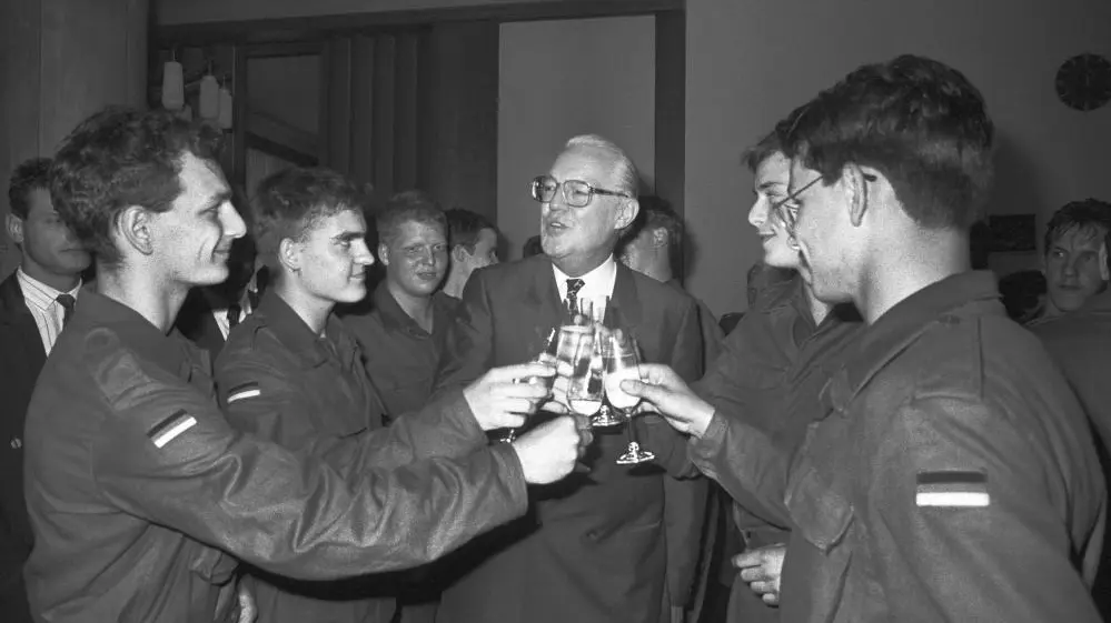 Erstes öffentliches Gelöbnis von Soldaten im Bundeswehrkommando Ost