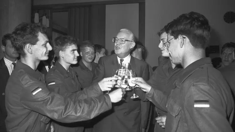 Erstes öffentliches Gelöbnis von Soldaten im Bundeswehrkommando Ost