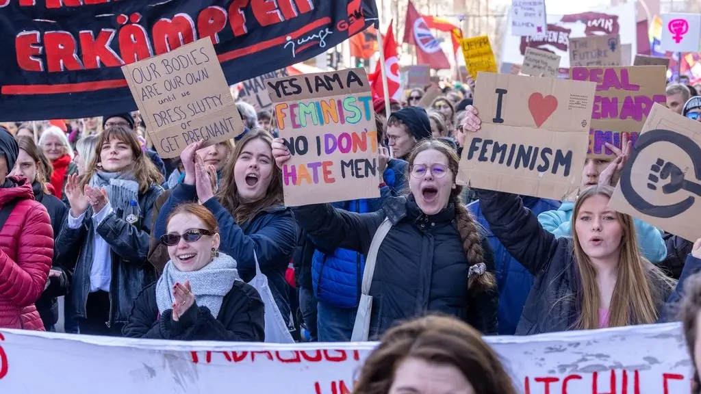 Menschen bei einer Demonstration in Berlin
