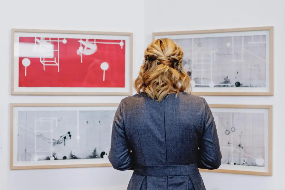Israelische Kunst im Bundestag Julia Klöckner eröffnet eine Ausstellung israelischer Kunst im Bundestag