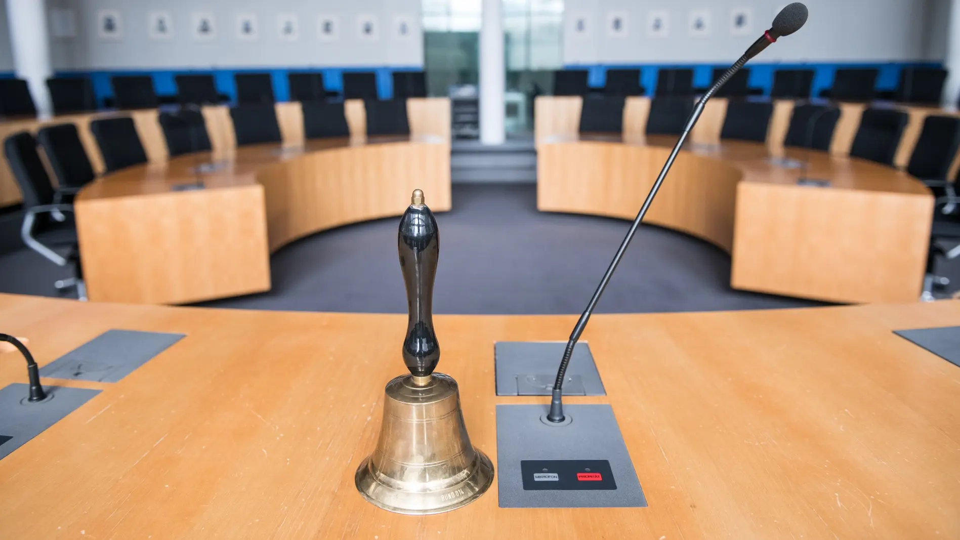 Blick in einen leeren Ausschusssaal im Bundestag Detailaufnahme einer Glocke in einem Ausschusssitzungssaal im Paul-Löbe-Haus.