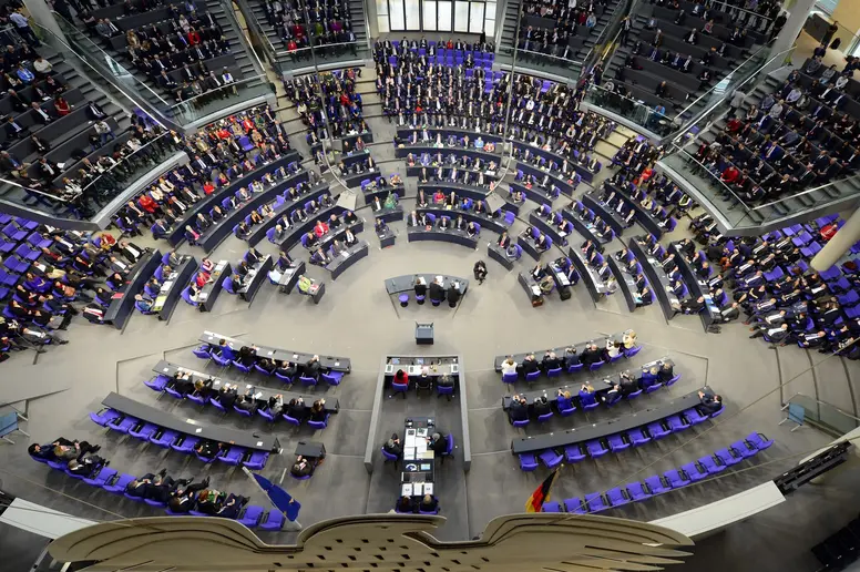Blick in den Plenarsaal des Bundestages aus der Vogelperspektive