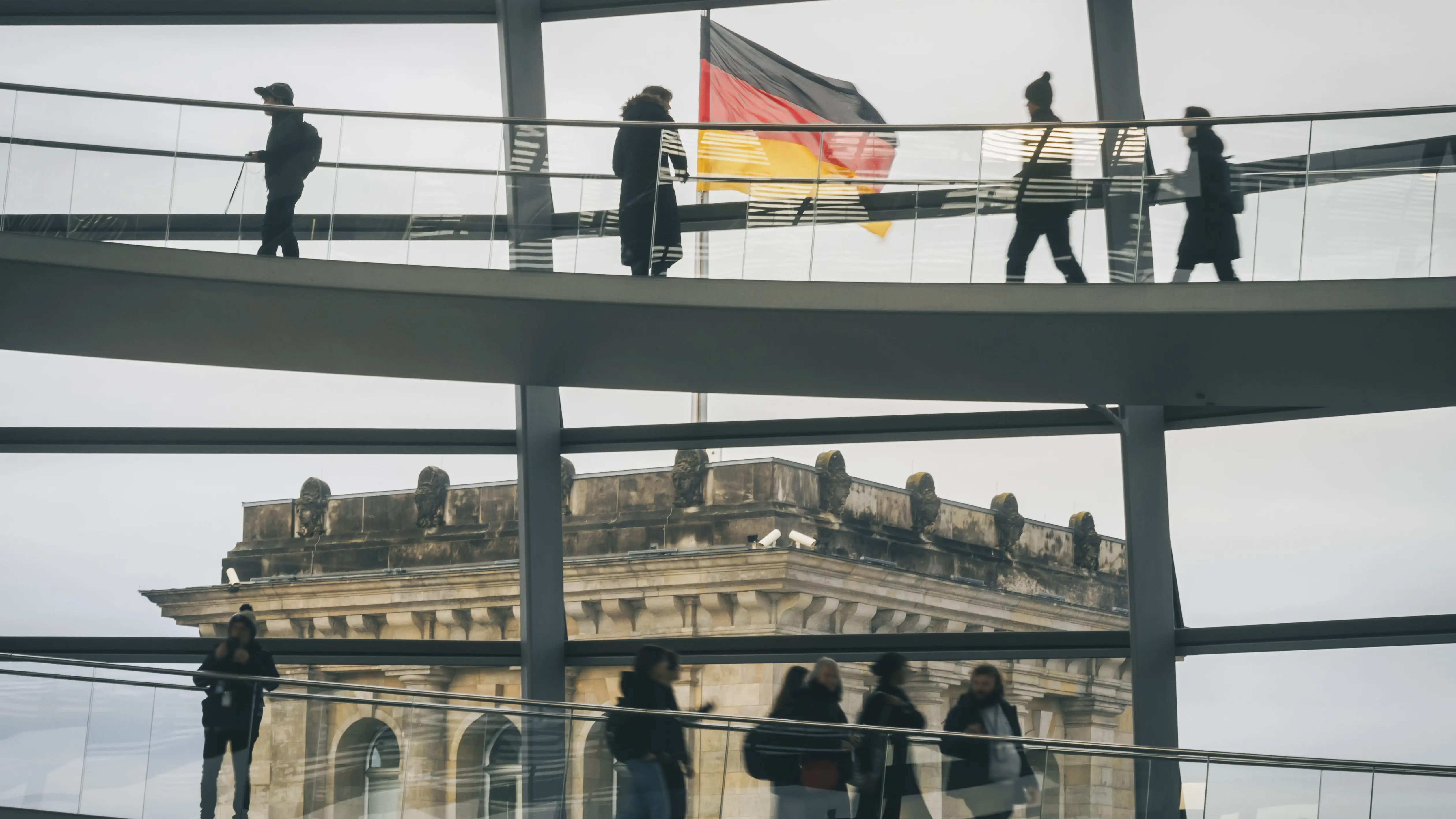 Besucher laufen durch die gläserne Kuppel des Reichstagsgebäudes