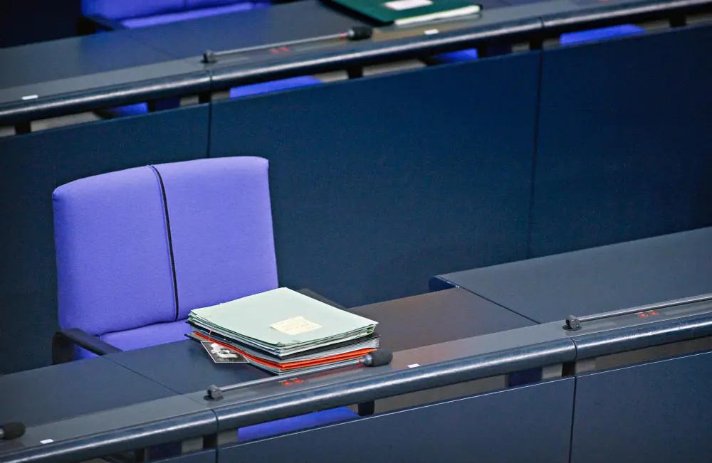Leerer Stuhl im Bundestagsplenum Ein leerer Stuhl im Plenarsaal des Bundestages.