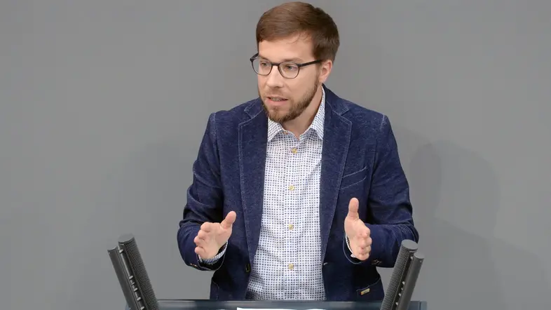 Victor Perli hält eine Rede im Deutschen Bundestag.