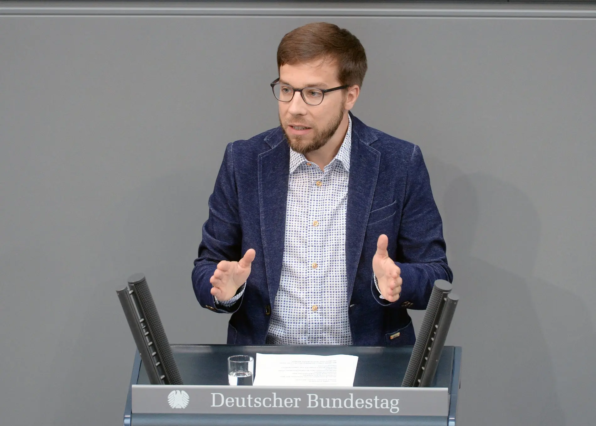 Victor Perli hält eine Rede im Deutschen Bundestag.