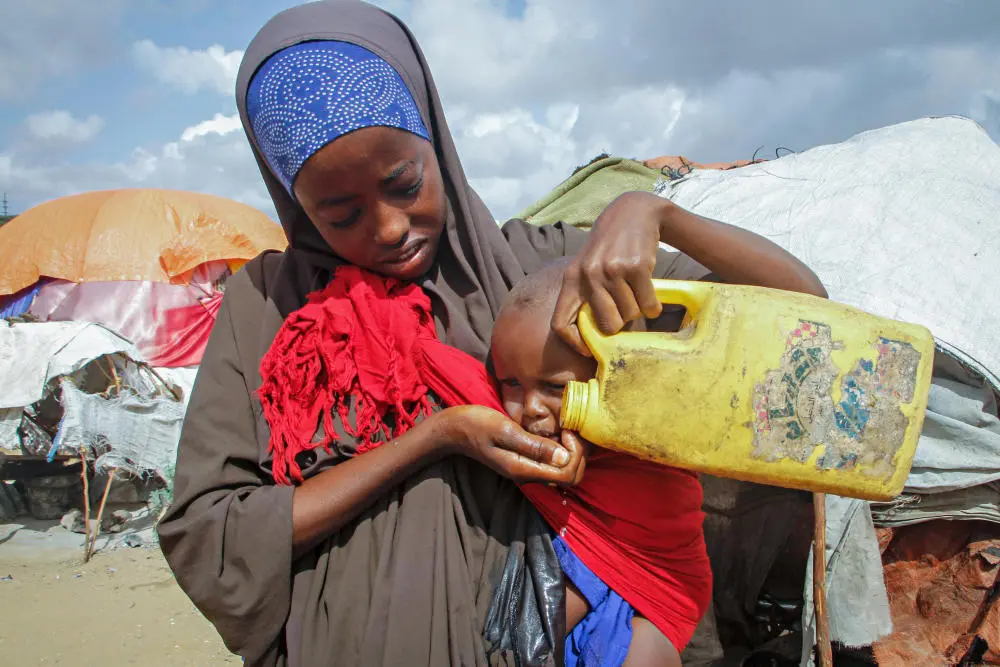 Hunger und Mangelernährung verstoßen gegen die Menschenwürde und sollen bis 2030 beseitigt sein. Doch die Erreichung des Ziels Nr. 2 der 17 UN-Nachhaltigkeitsziele ist in Gefahr. Das Bild zeigt eine junge Frau mit ihrem Baby in Somalia.