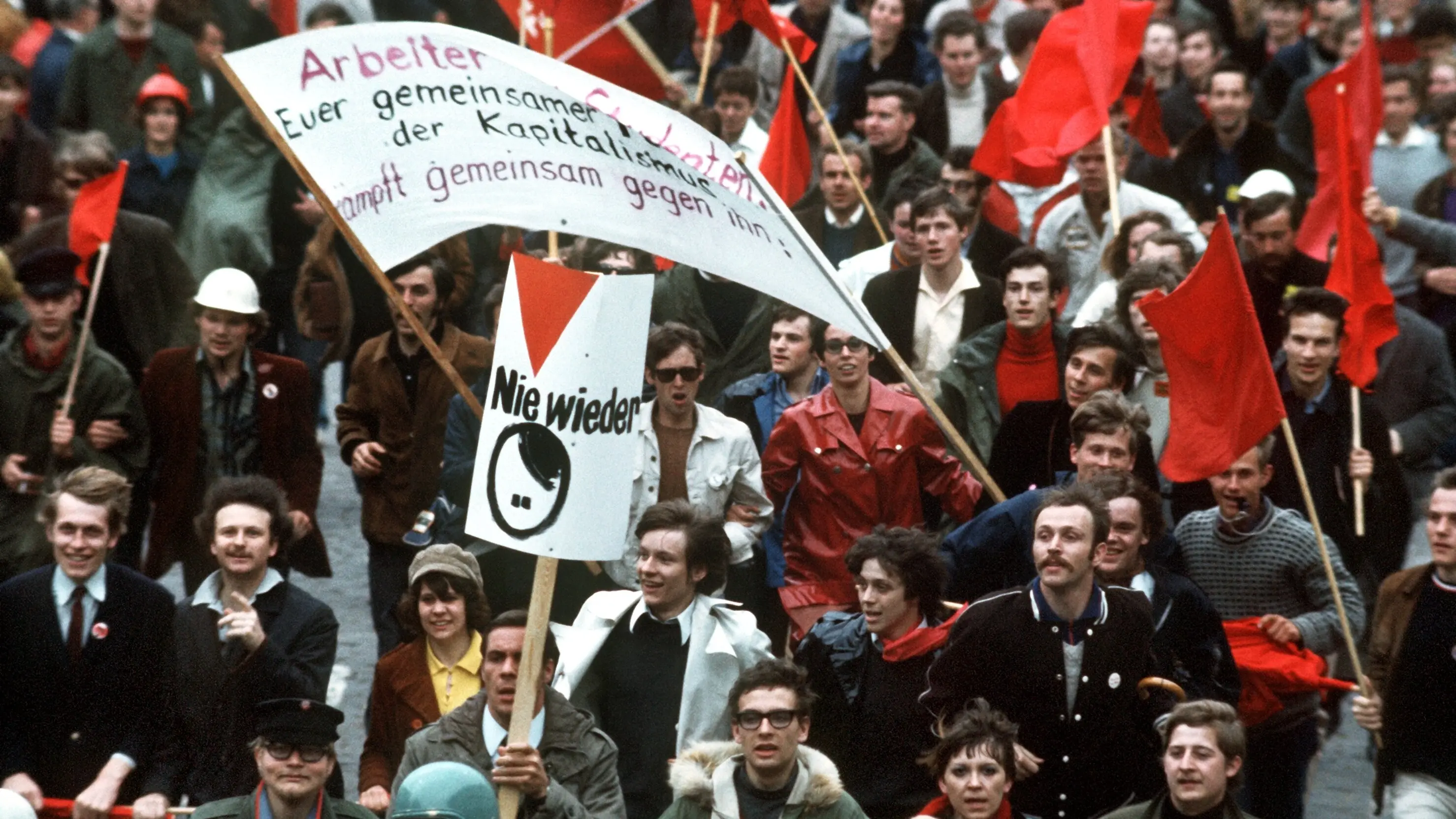Mai 1968: Demonstration gegen Notstandsgesetze Im Mai 1968 protestieren Studenten in den Straßen Bonns gegen die Notstandsgesetze.