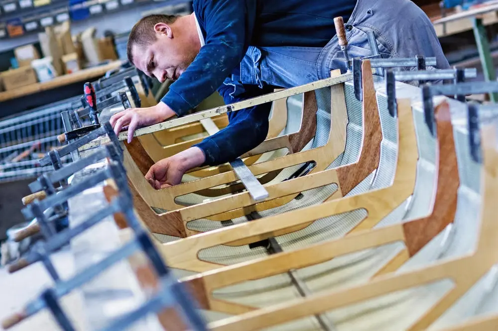 Klimaneutrale Ruderboote Bau eines klimaneutralen Ruderboots.