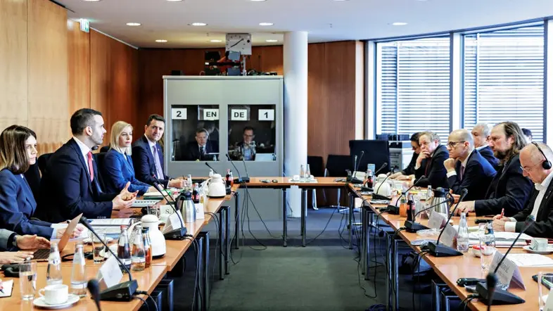 Der Ausschuss für die Angelegenheiten der EU empfängt den Premierminister von Montenegro, Milojko Spajić. Ausschussvorsitzender Dr. Anton Hofreiter (Grüne) begrüßt die Mitglieder der Delegation.