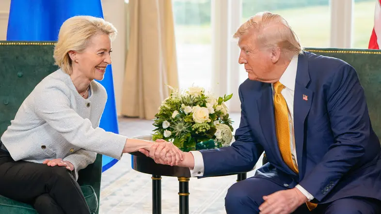 Ursula von der Leyen und Donald Trump beim Handschlag