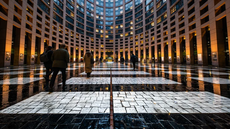 Menschen laufen vor dem Europäischen Parlament entlang