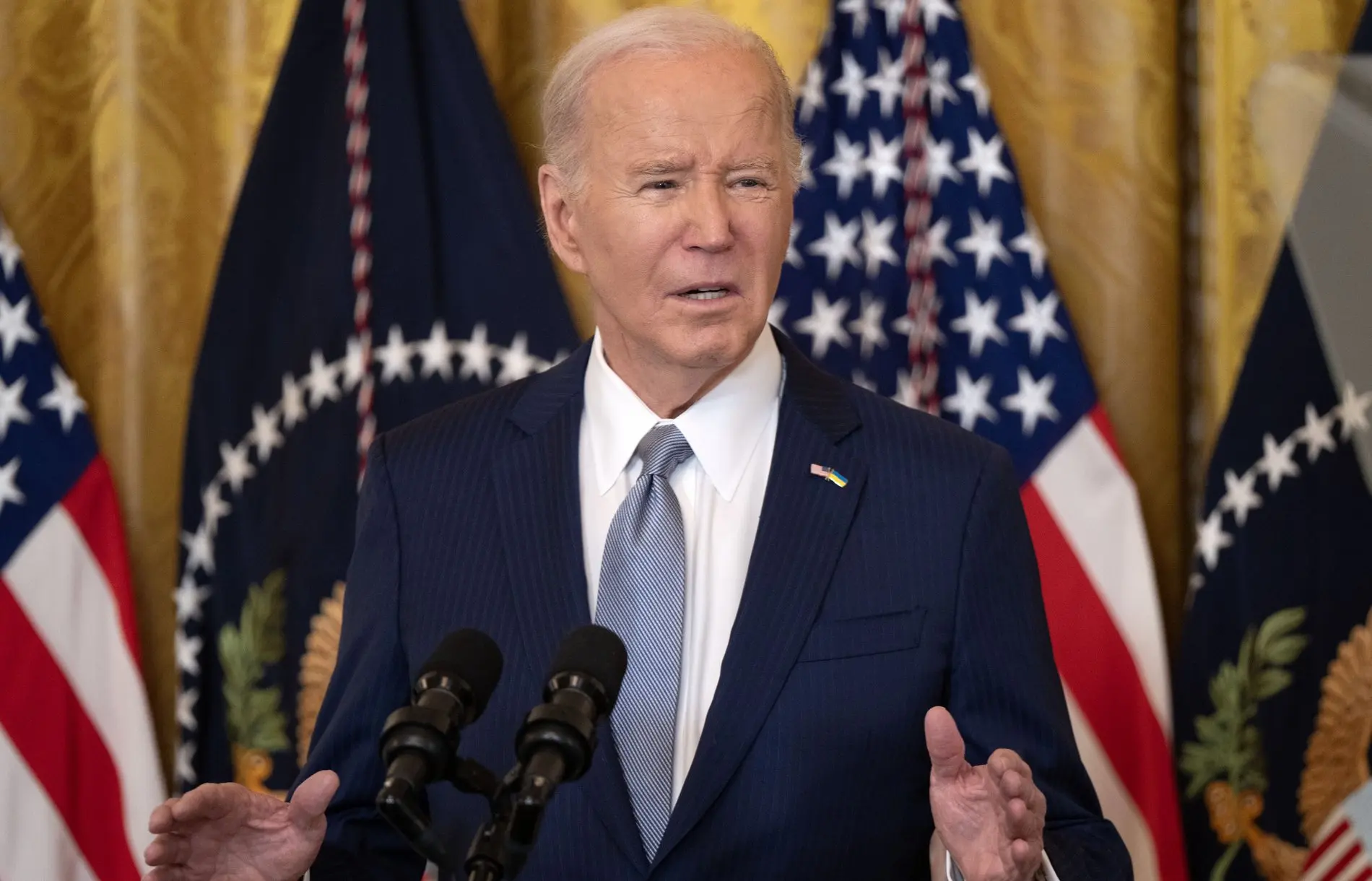 Joe Biden am Rednerpult mit Handgeste