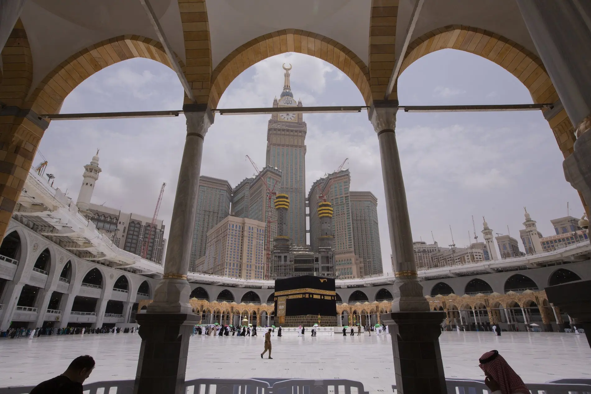 Zu sehen ist der Innenhof der Heiligen Moschee in Mekka mit dem zentralen Heiligtum des Islams in der Mitte, der Kaaba. 