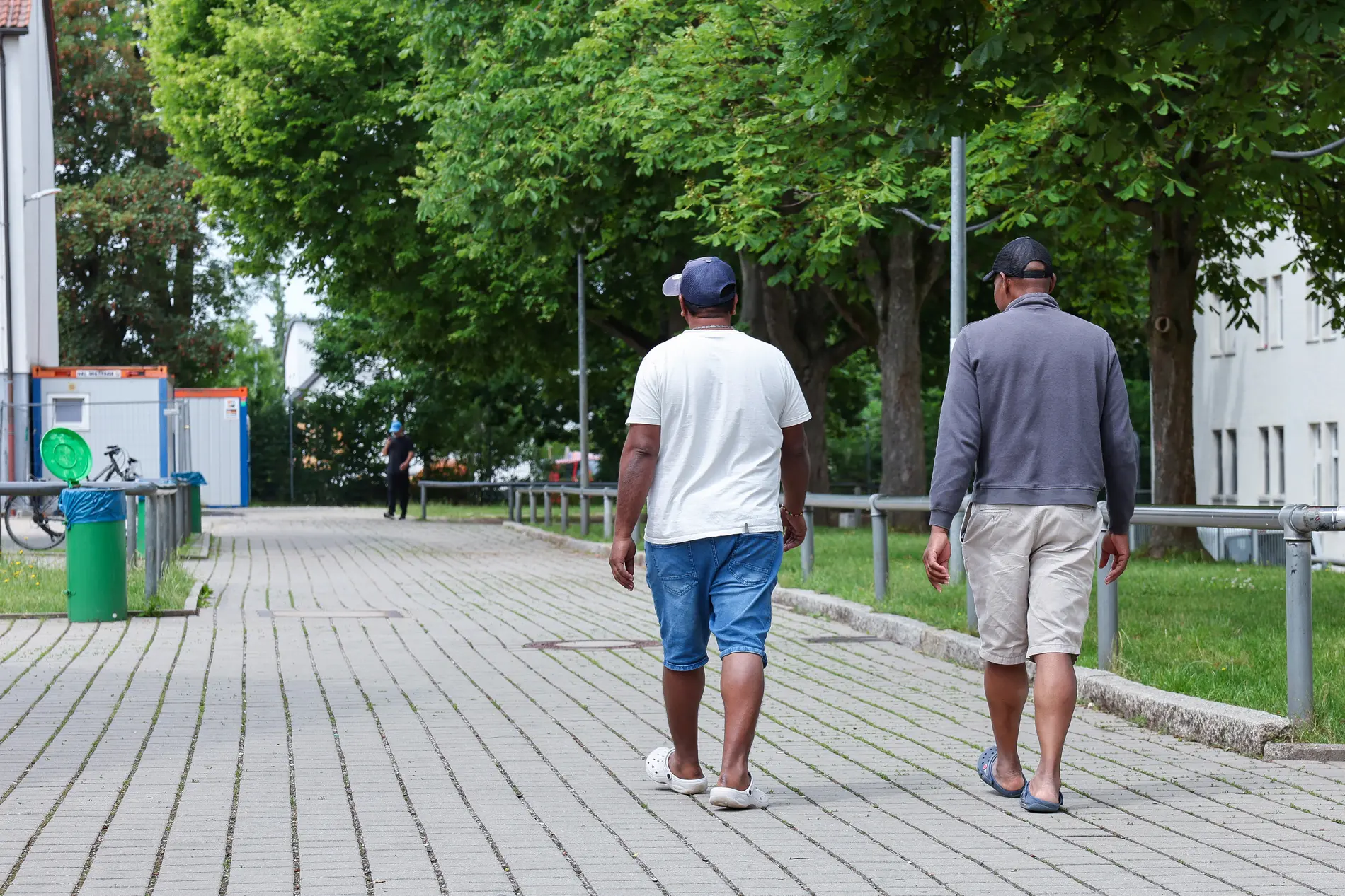 Flüchtlingsaufnahme in Zirndorf Zwei Bewohner gehen in der Zentralen Aufnahmeeinrichtung für Asylbewerber in Bayern über das Gelände.