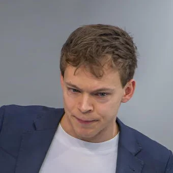 Timon Dzienus im Porträt