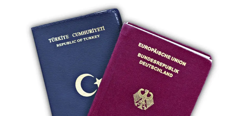 Ein türkischer und ein deutscher Reisepass.